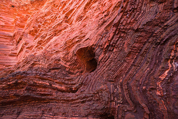 красная скала-лава осадка слоев - spinnifex стоковые фото и изображения