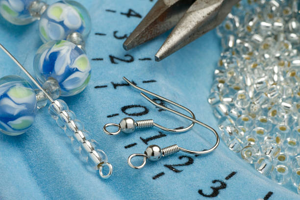 joyas de decisiones (pendientes de) primer plano con núcleos, cable & herramientas - bead glass making jewelry fotografías e imágenes de stock