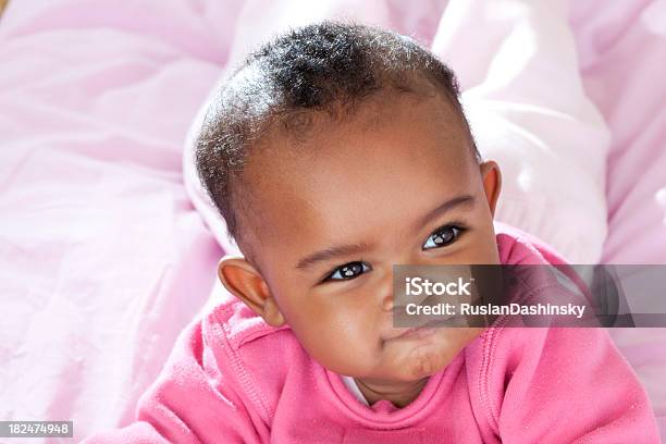 Bebê De Seis Meses De Idade - Fotografias de stock e mais imagens de Bebé - Bebé, Cor de rosa, Origem Africana