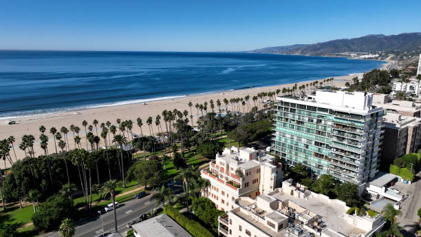 scena na plaży w santa monica w los angeles w stanach zjednoczonych. - santa monica california route 1 pacific coast highway zdjęcia i obrazy z banku zdjęć