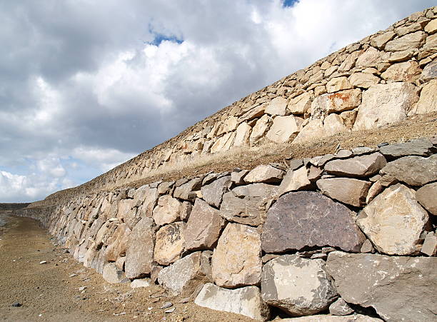 住宅開発擁壁 - landscaped retaining wall wall stone ストックフォトと画像