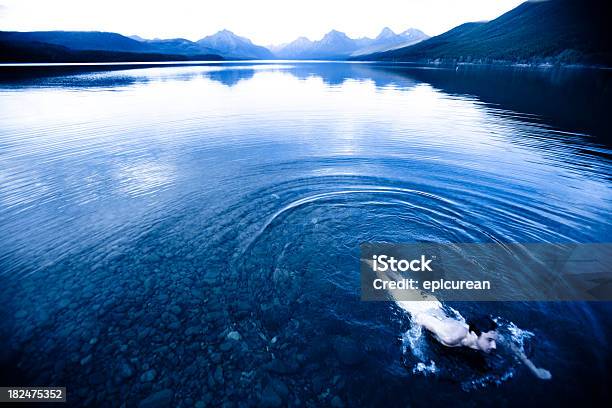 수영 단독 깨끗한 산 호수 코리엔테스 20-29세에 대한 스톡 사진 및 기타 이미지 - 20-29세, Lake McDonald - Montana, 계절