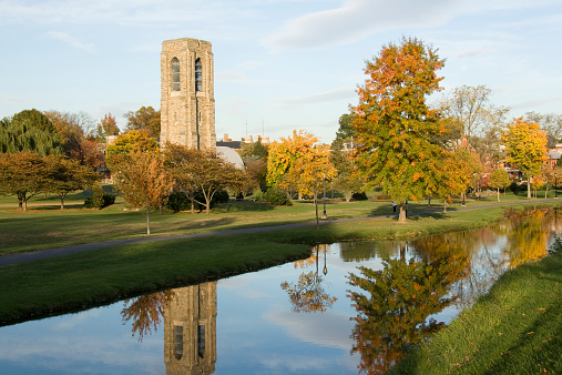 Tranquila Carillon reflejos en un día de otoño photo