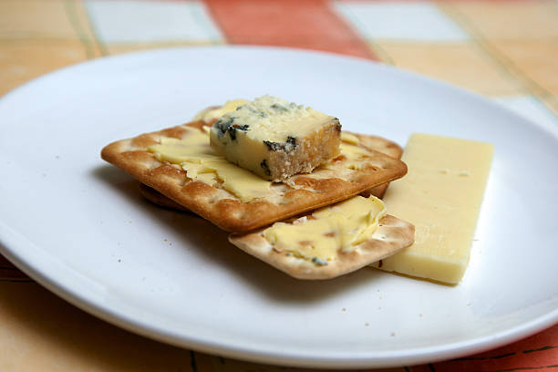 сыр и печенье - blue cheese cheese england cracker стоковые фото и изображения