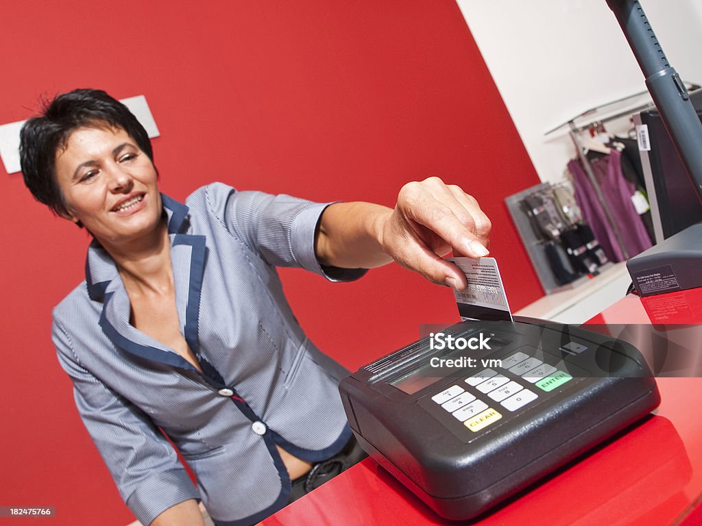 Trabajando en tienda de ropa - Foto de stock de 40-44 años libre de derechos