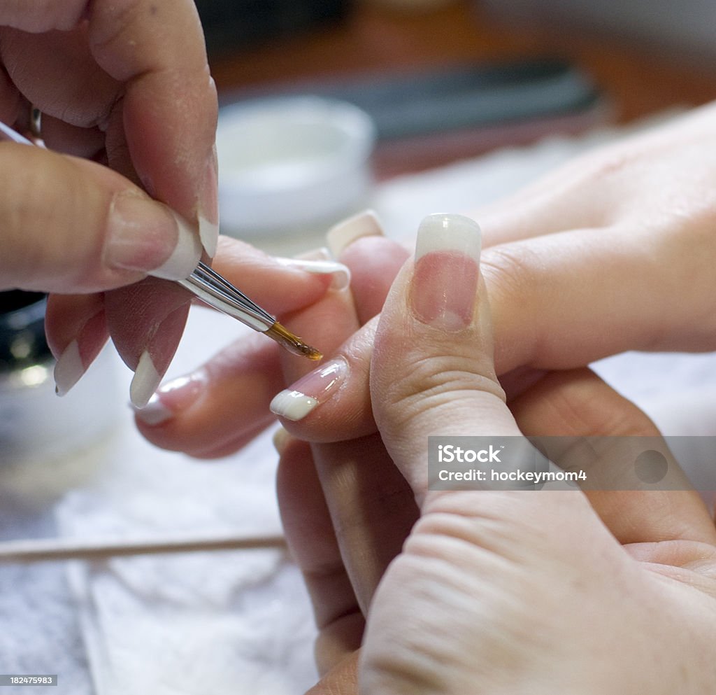 French manucure ongles au salon de spa - Photo de Adulte libre de droits