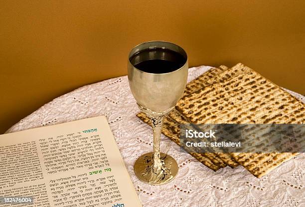 Passover Wina Matza I Hagada Książki - zdjęcia stockowe i więcej obrazów Maca - Maca, Alkohol - napój, Bez ludzi