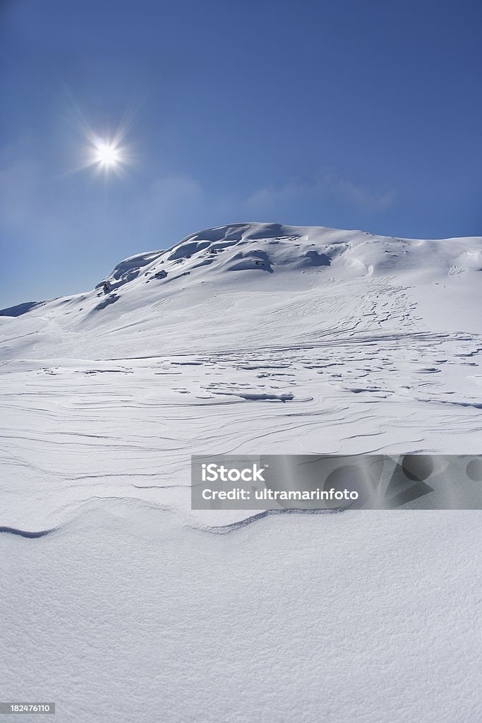 Nívea las montañas - Foto de stock de Blanco - Color libre de derechos