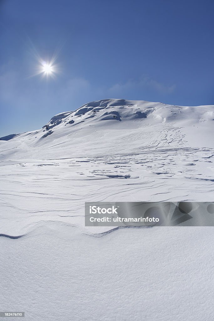 Snowy mountains - Foto stock royalty-free di Bianco