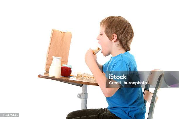 Junge Essen Ein Sandwich Zum Mittagessen Stockfoto und mehr Bilder von Kind - Kind, Essen - Mund benutzen, Mittagessen