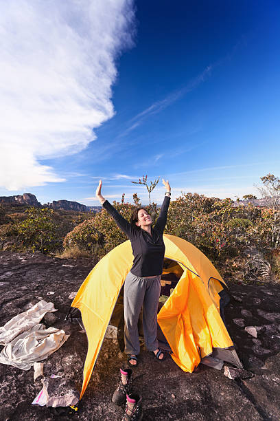 お目覚めには、キャンプ - climbing mountain climbing rock climbing women ストックフォトと画像