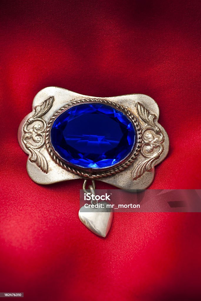 Gros plan de vieux Broche avec bleu perle et de cœur - Photo de Broche libre de droits