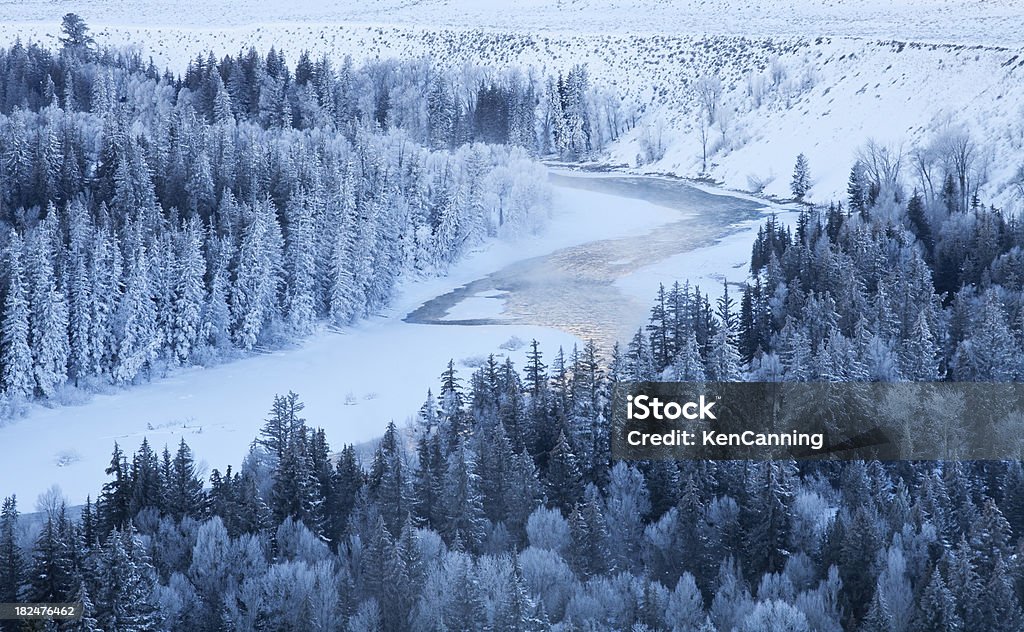 Fiume all'alba d'inverno - Foto stock royalty-free di Inverno