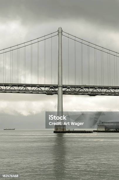 San Francisco Bay Bridge Tower - zdjęcia stockowe i więcej obrazów Bez ludzi - Bez ludzi, Burza, Chmura