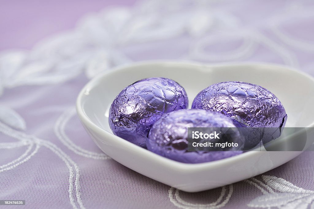 Viola uova di Pasqua al cioccolato - Foto stock royalty-free di Carta da regalo