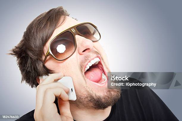 Absurdo - Fotografias de stock e mais imagens de A usar um telefone - A usar um telefone, Homens, Rir