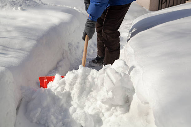 b. entfernen schnee in residential hause nach winter sturm blizzard - snow digging horizontal people stock-fotos und bilder