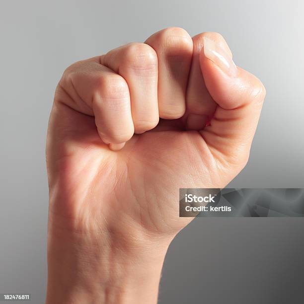 Женский Кулак — стоковые фотографии и другие картинки Агрессия - Агрессия, Большой палец руки, Борьба