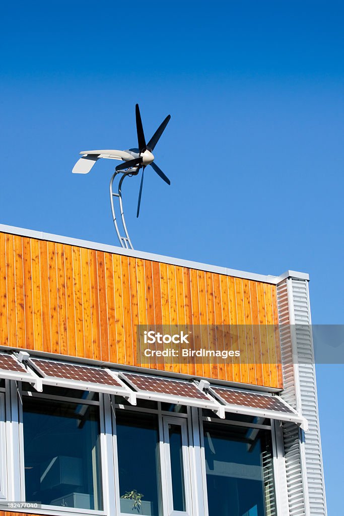 Telhado Top Turbina eólica & painéis solares - Royalty-free Central de Energia Solar Foto de stock