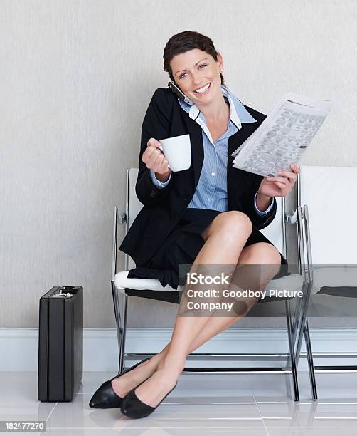 Donna Daffari Parlando Sul Cellulare Mentre Con Tazza Di Caffè E Giornale - Fotografie stock e altre immagini di Donne