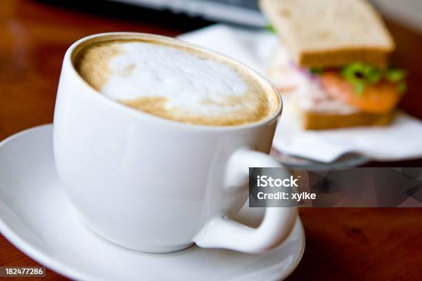 Cappuccino Stockfoto und mehr Bilder von Café - Café, Kaffee - Getränk, Sandwich