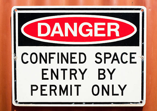 знак-опасность ограниченное пространство - confined space authority hazardous area sign danger стоковые фото и изображения