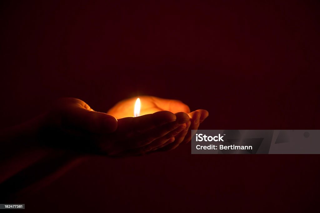 Kerze in der hand - Lizenzfrei Kerze Stock-Foto