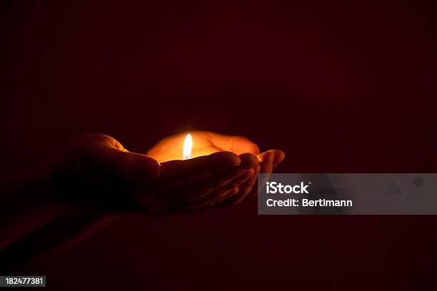 Kerze In Der Hand Stockfoto und mehr Bilder von Kerze - Kerze, Spiritualität, Flamme
