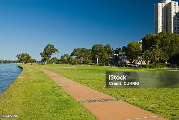 South Perth Foreshore Con Parkbench - Fotografie stock e altre immagini di Australia occidentale - Australia occidentale, Composizione orizzontale, Erba