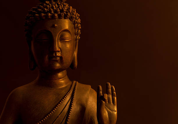 พระพุทธรูปทองคําที่จับมือเขาไว้ - buddha face ภาพสต็อก ภาพถ่ายและรูปภาพปลอดค่าลิขสิทธิ์