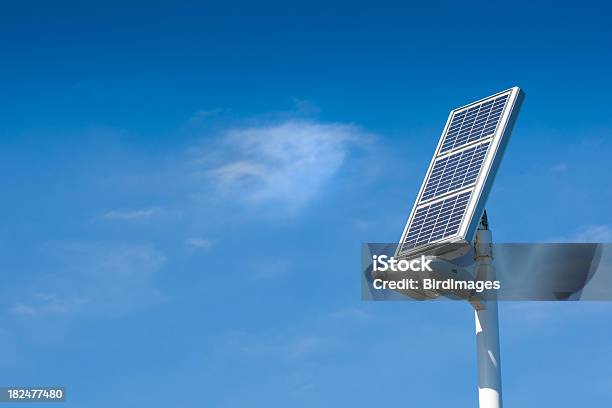Panel Solar Semáforo Horizontal Foto de stock y más banco de imágenes de Aparatos solares - Aparatos solares, Azul, Cielo