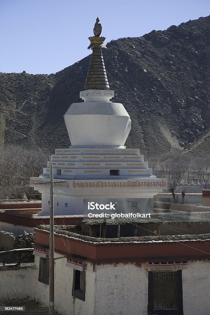 ホワイトの思いやりサムイェチベットの仏舎利塔 - コンセプトのロイヤリティフリーストックフォト
