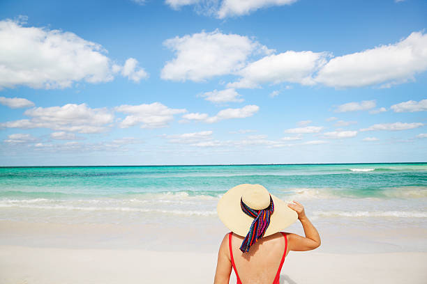 femme sur la plage des caraïbes sunbather hz - swimwear caribbean sea beach water photos et images de collection