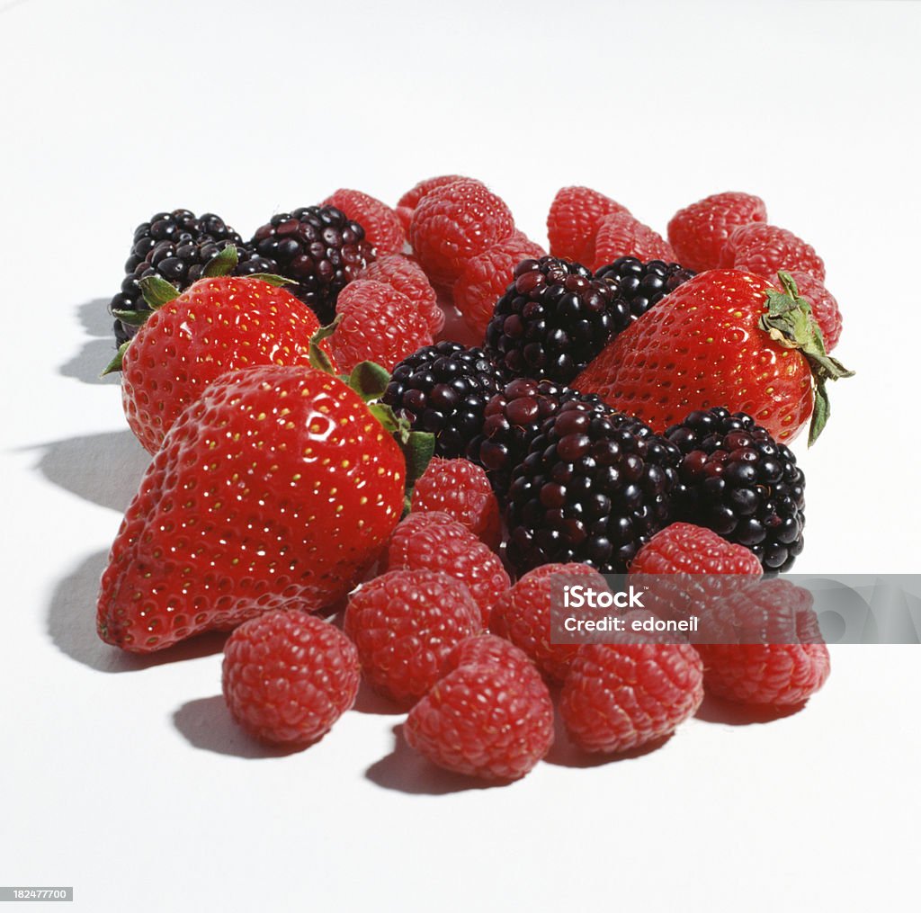 Fraises, framboises et mûres sur blanc - Photo de Aliment libre de droits