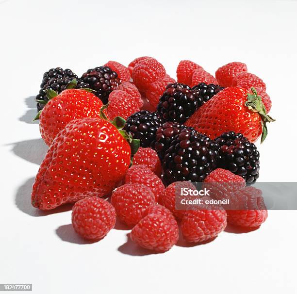 Photo libre de droit de Fraises Framboises Et Mûres Sur Blanc banque d'images et plus d'images libres de droit de Aliment - Aliment, Aliment cru, Aliments et boissons