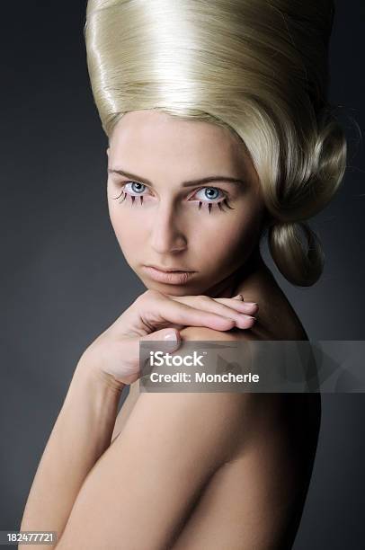 Photo libre de droit de Beau Modèle Avec Une Coiffure Créative banque d'images et plus d'images libres de droit de Adulte - Adulte, Attitude, Beauté