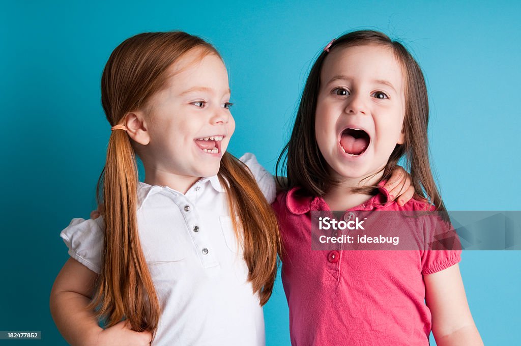 Amici felice di abbracciare e ridere - Foto stock royalty-free di Fotografia da studio