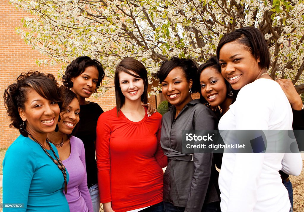 Gruppo eterogeneo di amici - Foto stock royalty-free di Adolescente