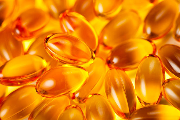 vitamin-kapseln - cod liver oil fish oil vitamin e vitamin pill stock-fotos und bilder