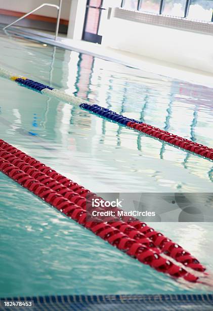 Nuoto Agonistico - Fotografie stock e altre immagini di Acqua - Acqua, Bordo piscina, Competizione