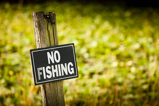 znak zakaz łowienia ryb na po - no fishing zdjęcia i obrazy z banku zdjęć