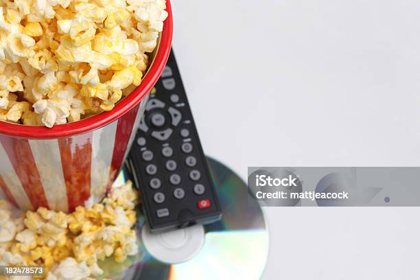 Dvd Z Pilota I Popcorn Siedzi Na Szarym Tle - zdjęcia stockowe i więcej obrazów Bez ludzi - Bez ludzi, Biały, CD-ROM