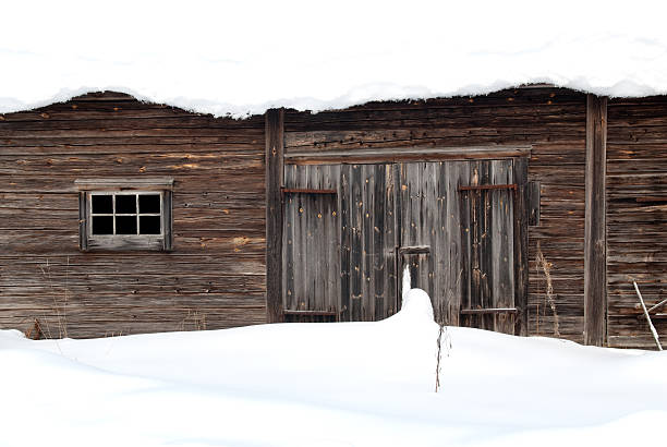 vecchio fienile con la neve sul tetto - barn wood window farm foto e immagini stock