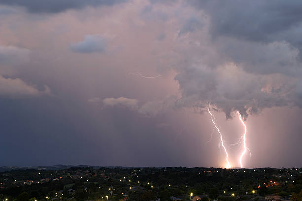 lightning strike - lightning thunderstorm city storm fotografías e imágenes de stock