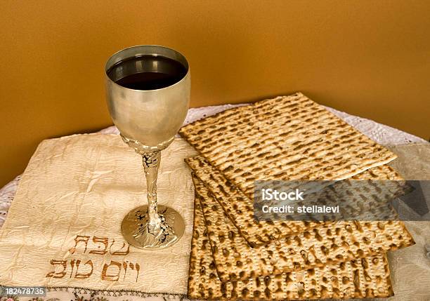 Passover Matzo E Vino - Fotografie stock e altre immagini di Pasqua ebraica - Pasqua ebraica, Matzo, Giudaismo