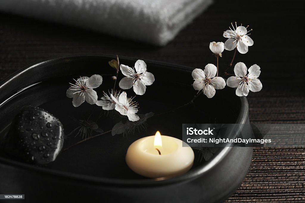 El Spa Zen con velas flotantes y cerezos en flor - Foto de stock de Vela - Equipo de iluminación libre de derechos