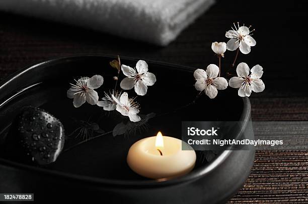 El Spa Zen Con Velas Flotantes Y Cerezos En Flor Foto de stock y más banco de imágenes de Vela - Equipo de iluminación - Vela - Equipo de iluminación, Lujo, Dar masajes