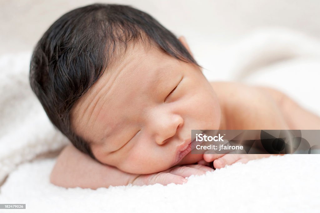 Bebé recién nacido durmiendo con furrowed frontal - Foto de stock de Arrugado libre de derechos