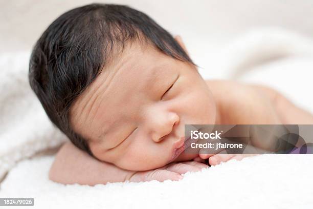 Bebé Recién Nacido Durmiendo Con Furrowed Frontal Foto de stock y más banco de imágenes de Arrugado - Arrugado, Frente, Dormir