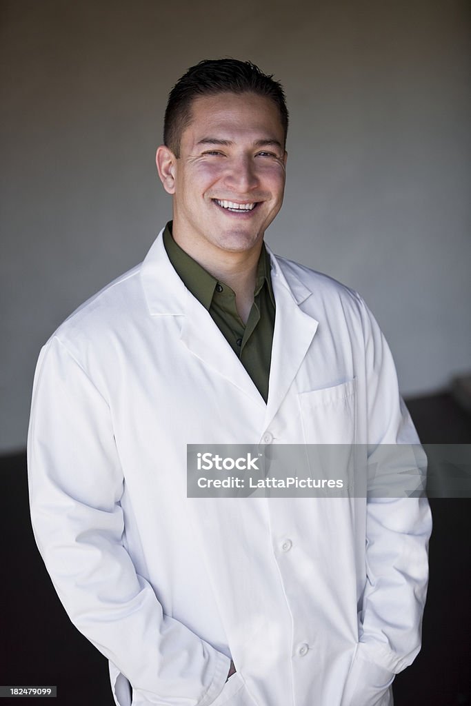 Retrato de jovem homem vestindo casaco de laboratório Mãos no Bolso - Royalty-free 20-29 Anos Foto de stock